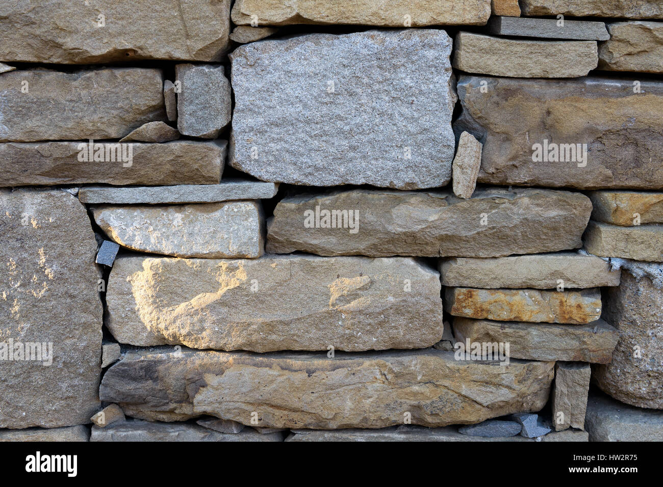 Muro di pietre grezze Foto Stock