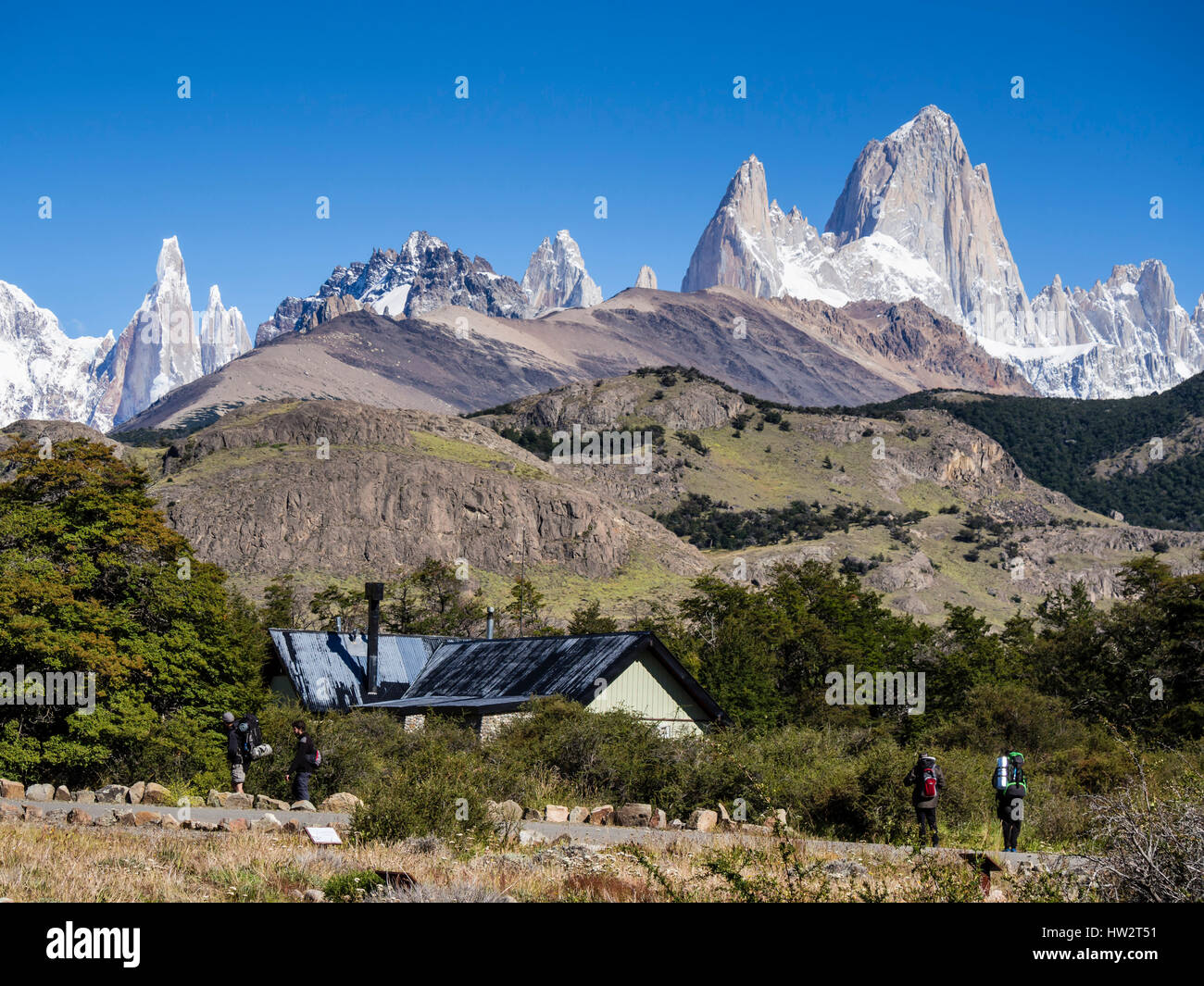 Vista verso la famosa Fitz Roy mountain range, Cerro Torre a sinistra del picco, visto dall'amministrazione del parco, El Chalten, parco nazionale Los Glaciares, Patagonia Foto Stock