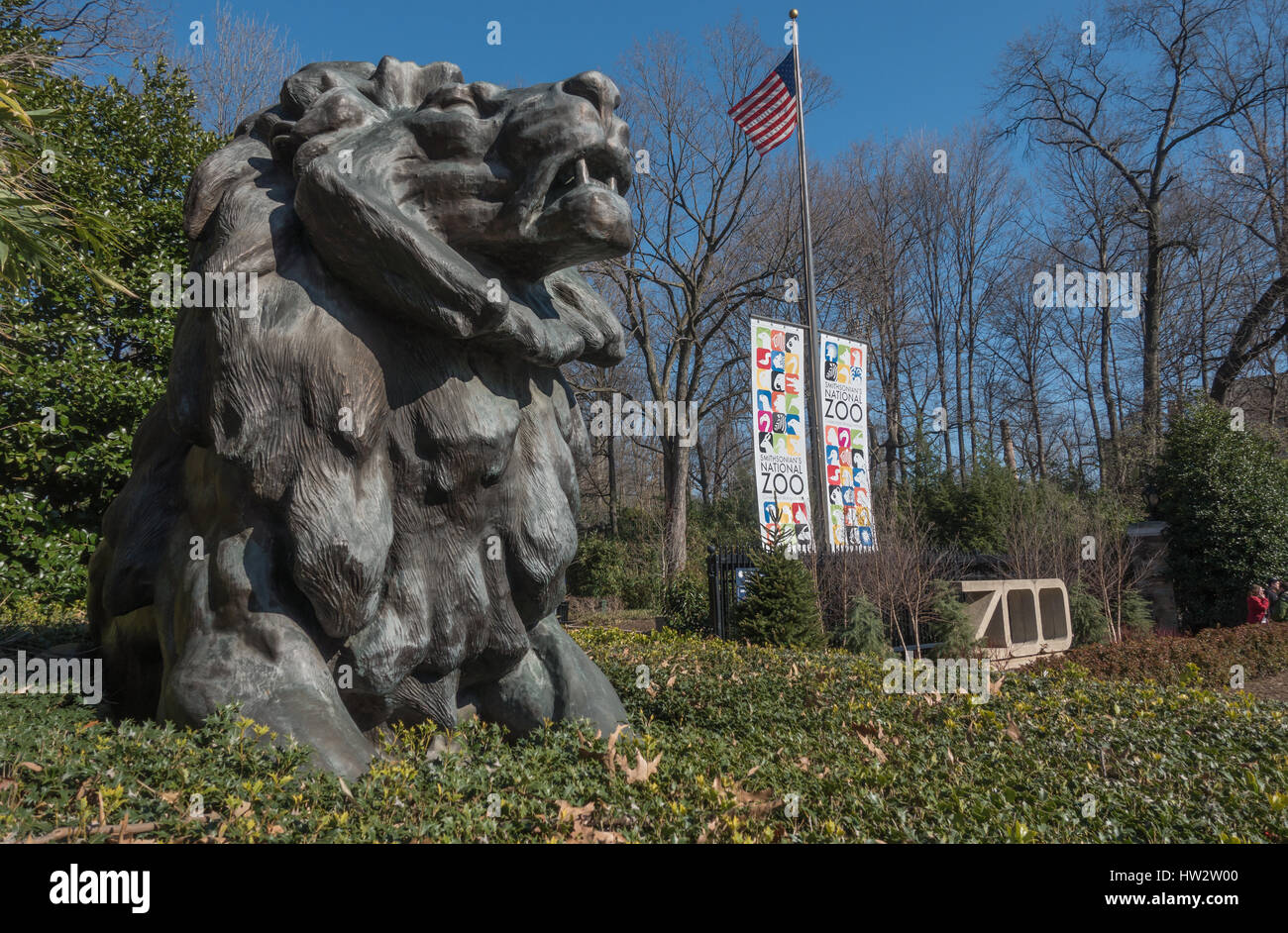 Ingresso alla Washington National Zoo nel tardo inverno, parte dello Smithsonian Institution. Uno dei due di bronzo Perry i Lions al Connecticut Avenue si crogiola. Foto Stock