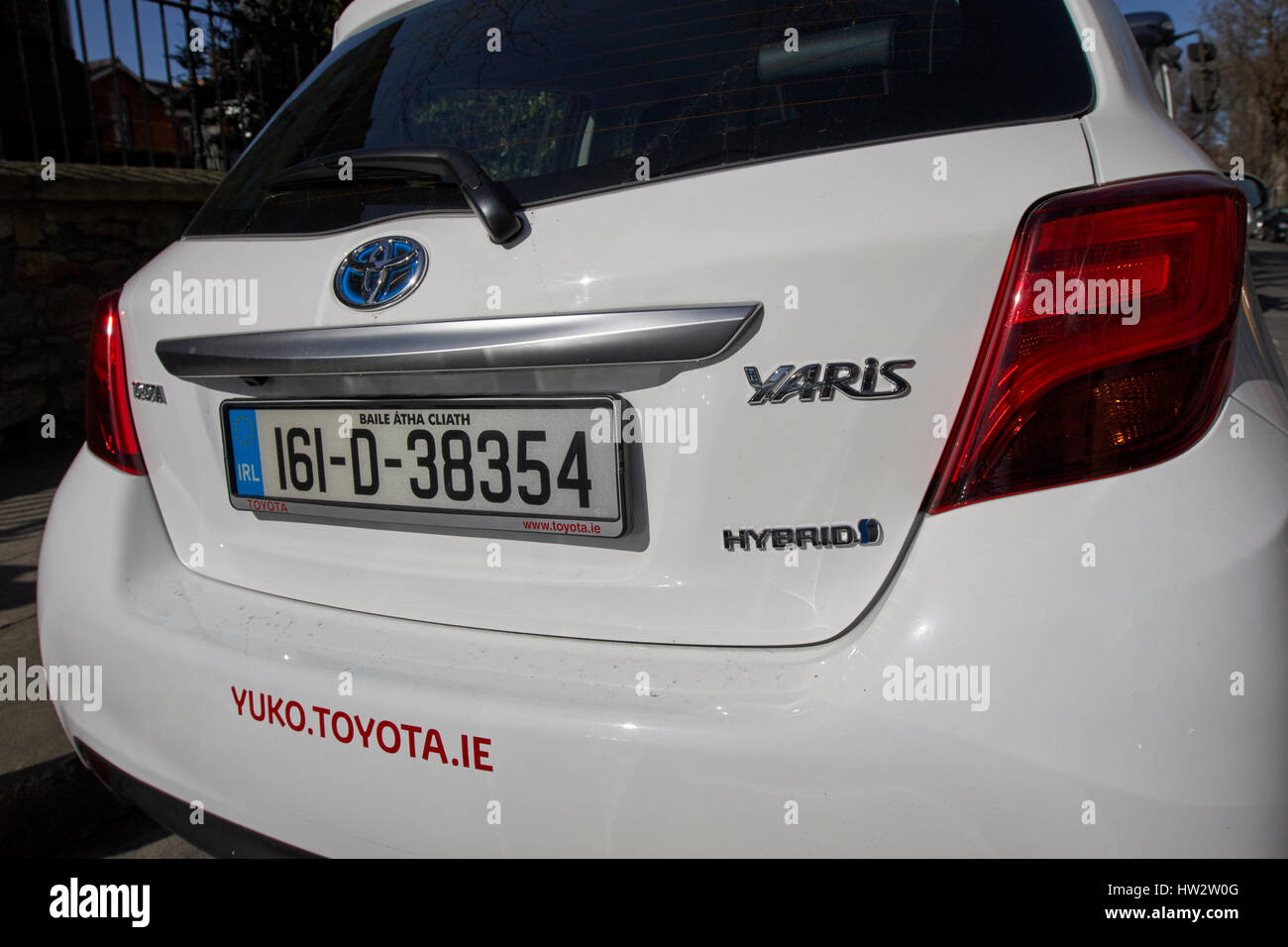 Toyota Yaris Hybrid city car yuko car sharing club oraria veicolo a noleggio centro della città di Dublino Repubblica di Irlanda Foto Stock