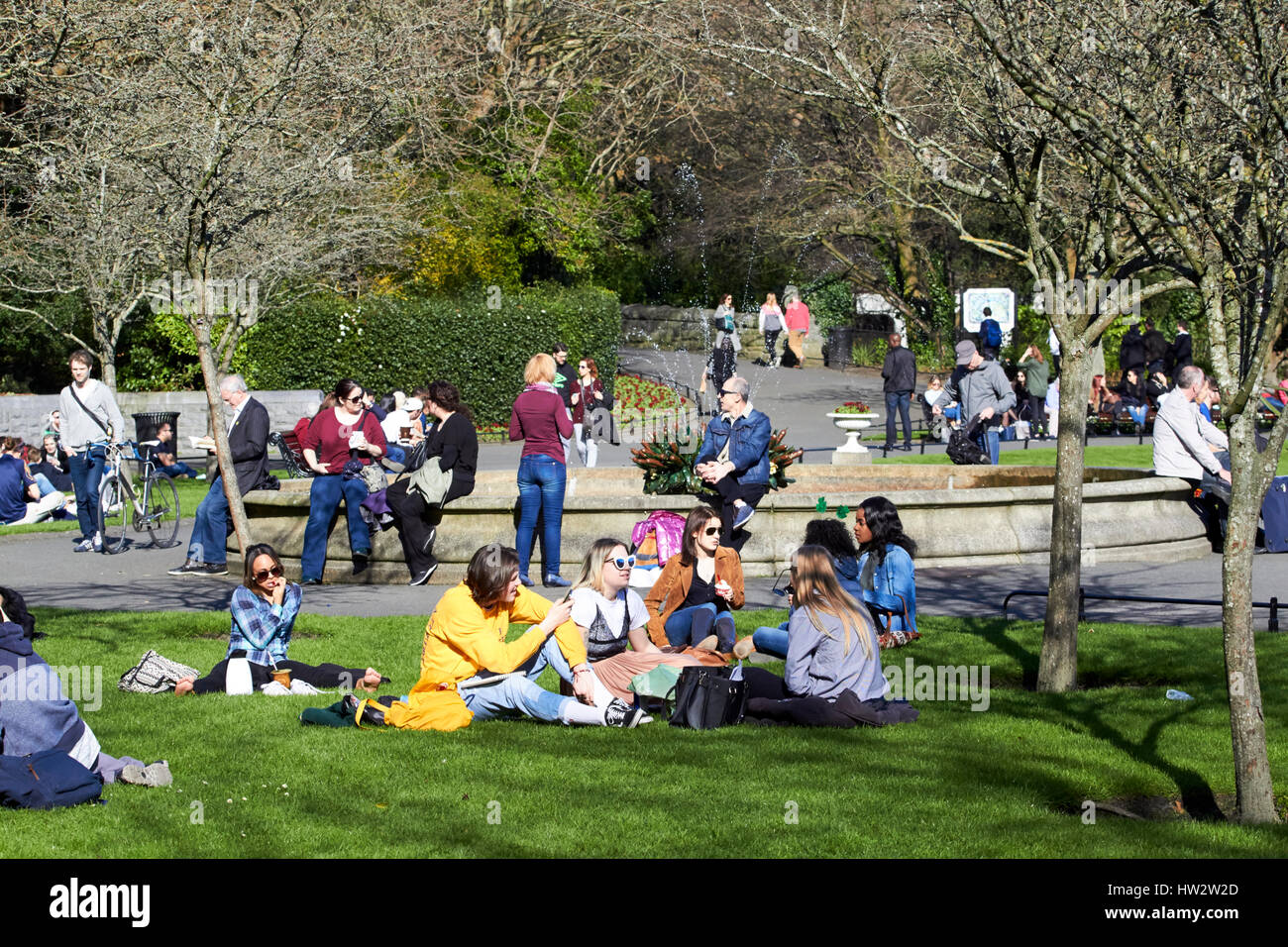 Le persone aventi il pranzo all'aperto su una soleggiata giornata di primavera in st stephens green park city center Dublino Repubblica di Irlanda Foto Stock