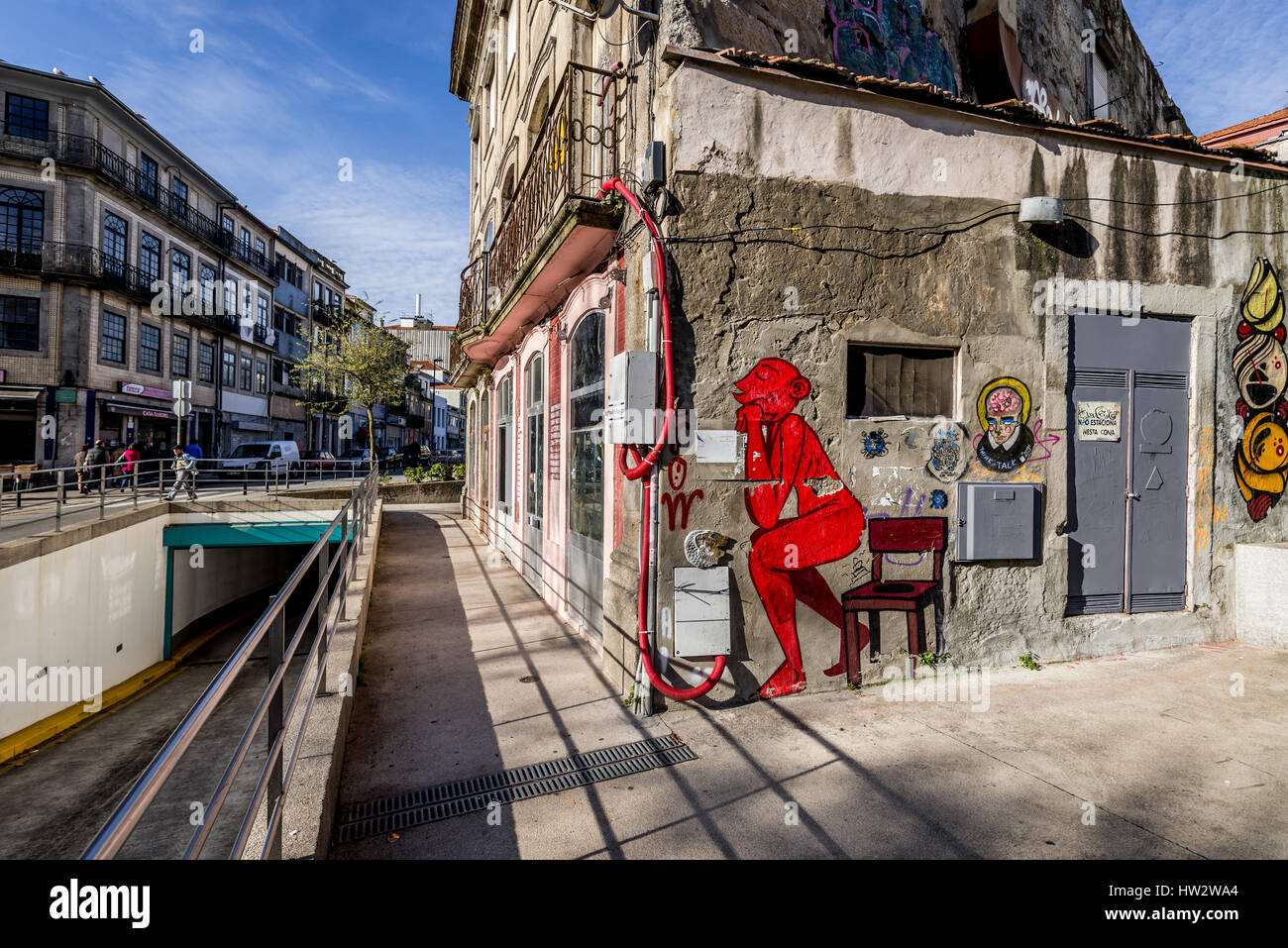 Arte di strada sulla parete in Santo Ildefonso distretto della città di Porto sulla Penisola Iberica, la seconda più grande città in Portogallo Foto Stock