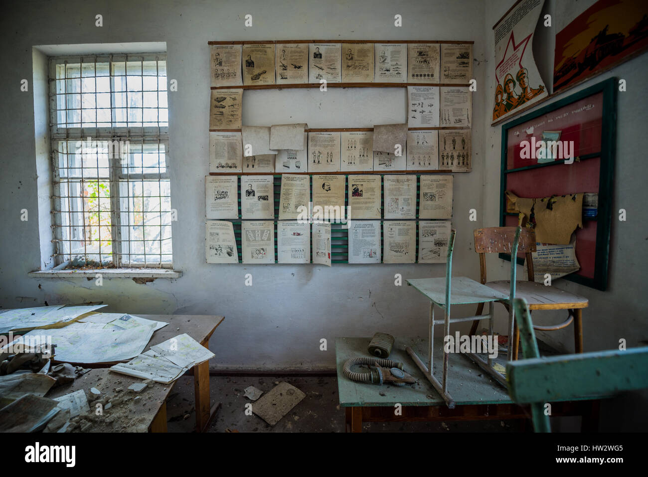 Aula nella vecchia scuola secondaria in Mashevo villaggio abbandonato della centrale nucleare di Cernobyl la zona di alienazione in Ucraina Foto Stock