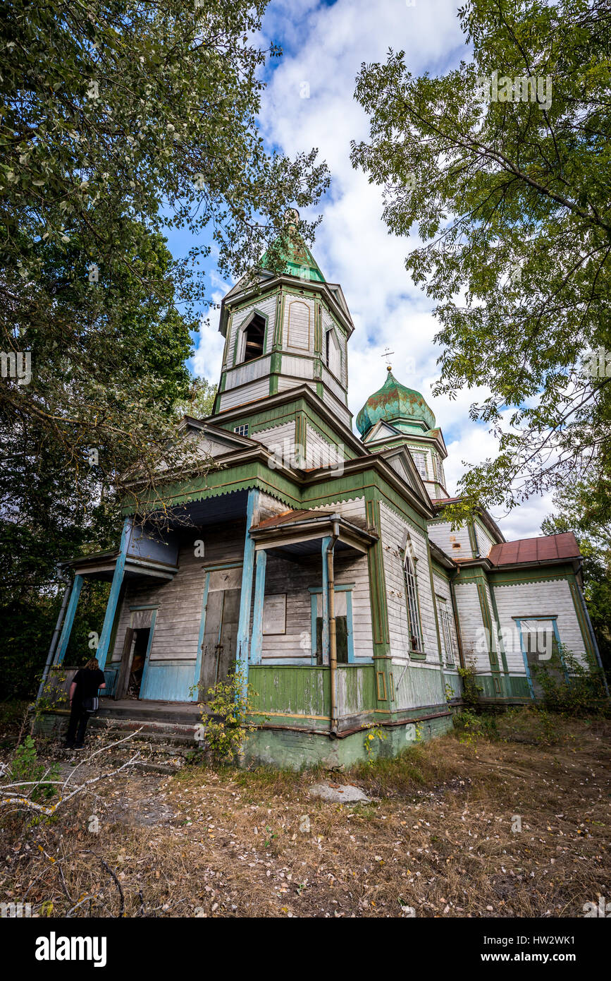 La facciata della chiesa ortodossa di San Michele nella Krasne, uno dei villaggi abbandonati della centrale nucleare di Cernobyl la zona di alienazione in Ucraina Foto Stock