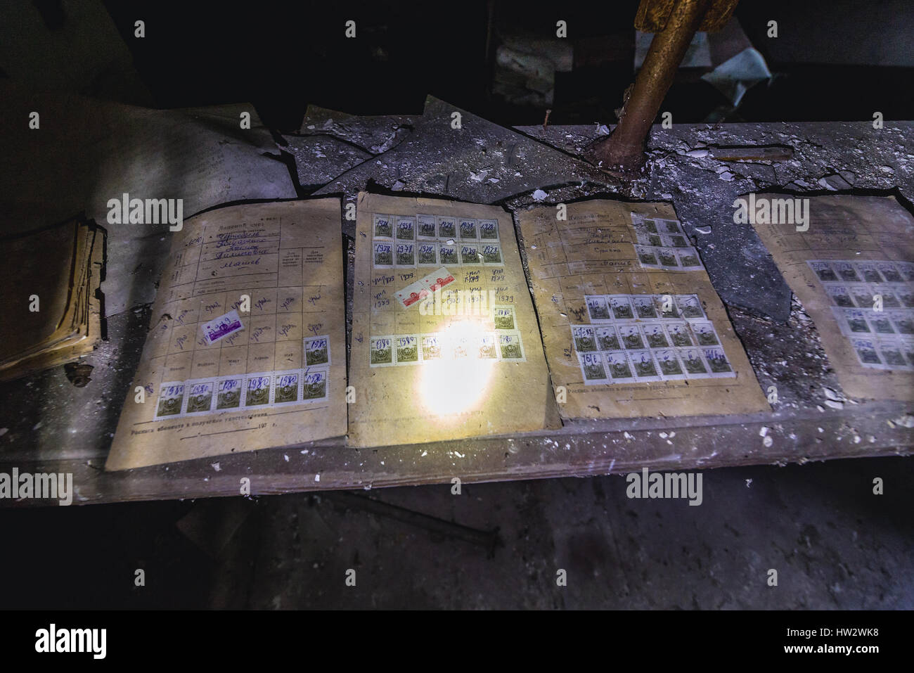 Il vecchio ufficio postale di documenti in Krasne villaggi abbandonati della centrale nucleare di Cernobyl la zona di alienazione intorno al reattore nucleare disastro, Ucraina Foto Stock