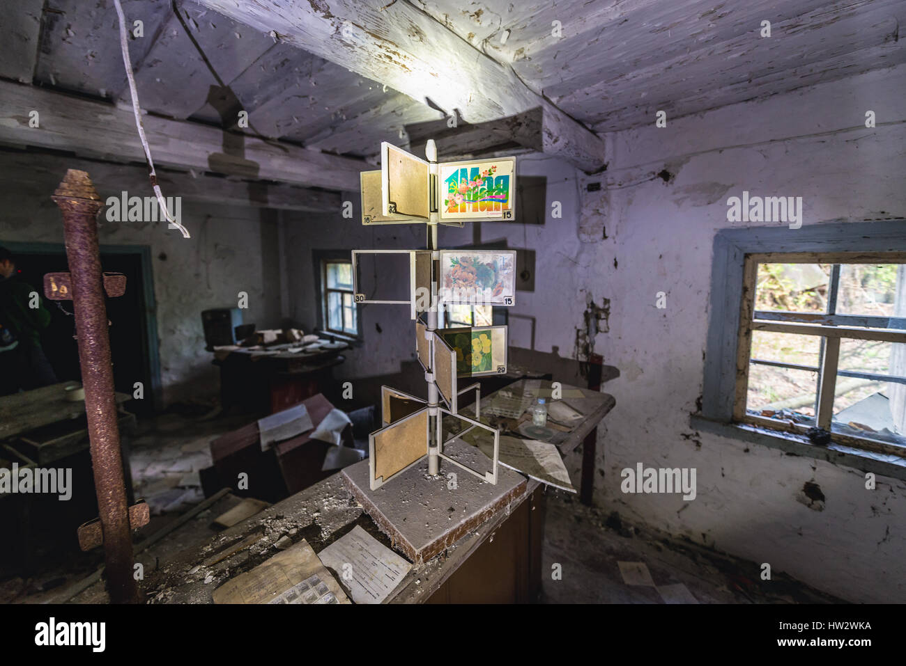 Cartoline vecchie in ufficio postale di Krasne, uno dei villaggi abbandonati della centrale nucleare di Cernobyl la zona di alienazione in Ucraina Foto Stock