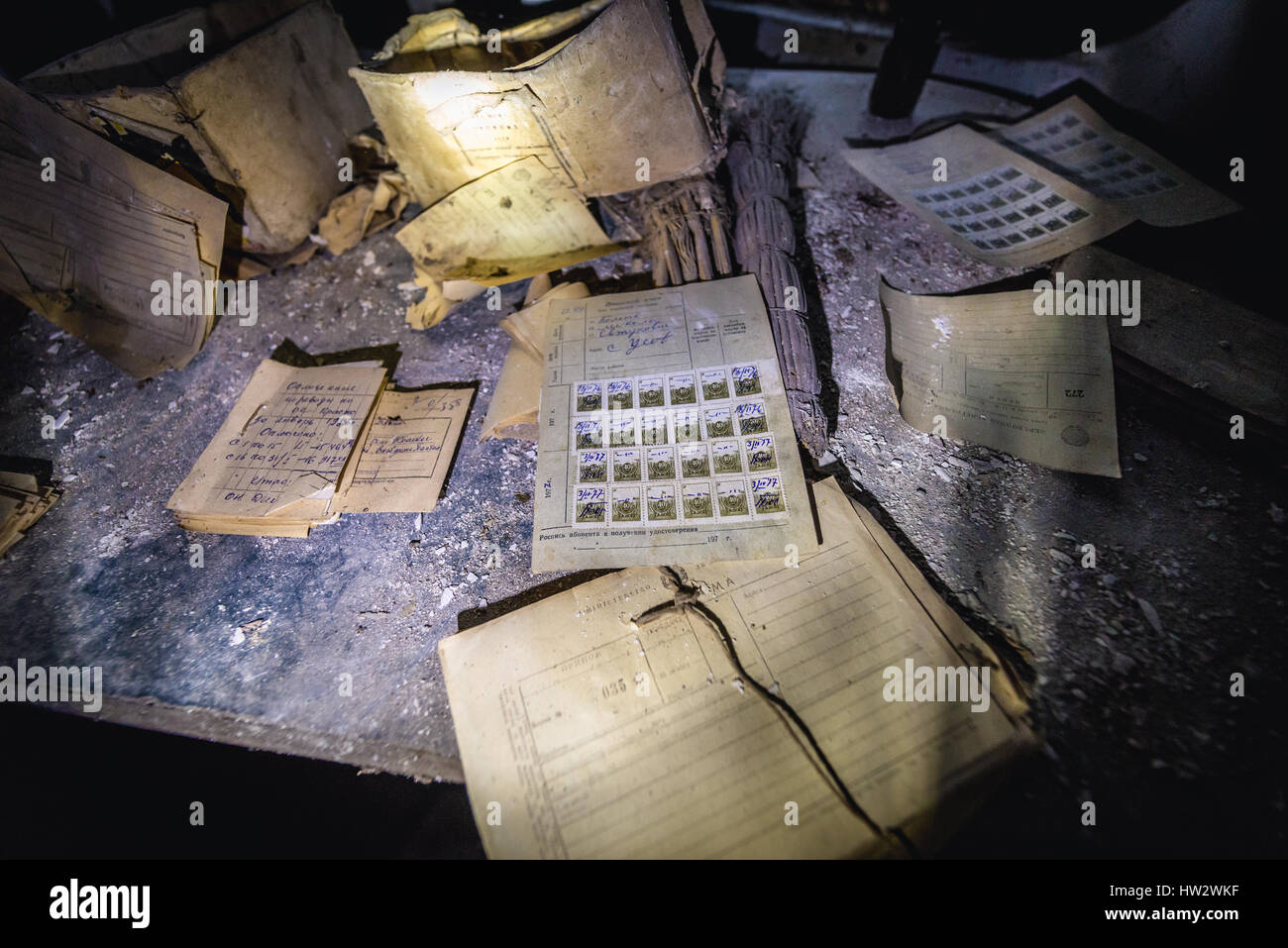 Il vecchio ufficio postale di documenti in Krasne villaggi abbandonati della centrale nucleare di Cernobyl la zona di alienazione intorno al reattore nucleare disastro, Ucraina Foto Stock