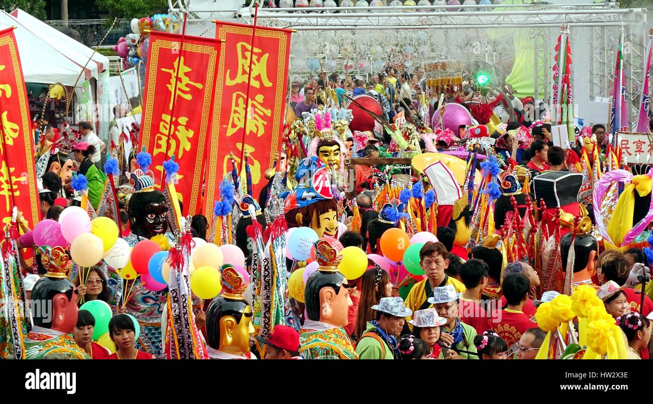 KAOHSIUNG, Taiwan -- Agosto 15, 2015: una folla colorata con palloncini e danzatori mascherati confezioni la zona al di fuori del tempio Sanfeng durante il terzo Pri Foto Stock