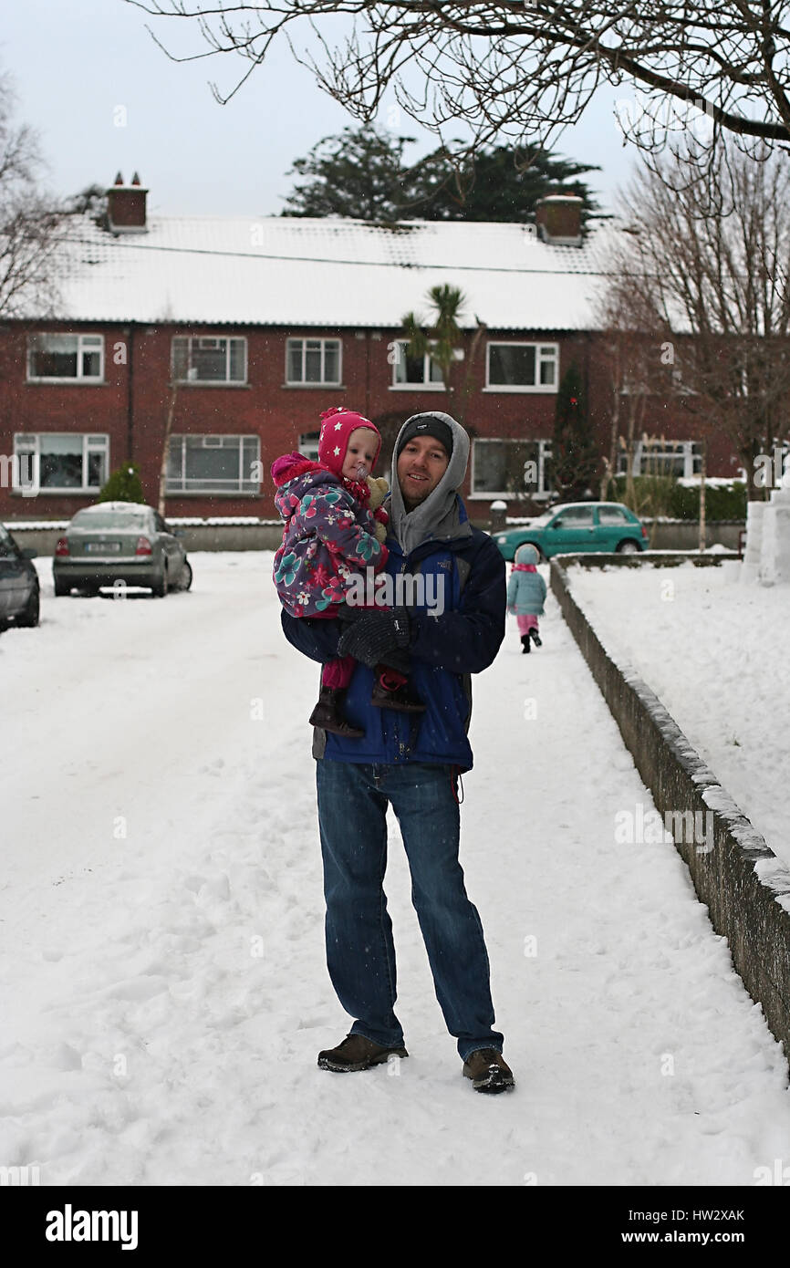 I bambini che giocano sulla neve, Dublino, Irlanda Foto Stock