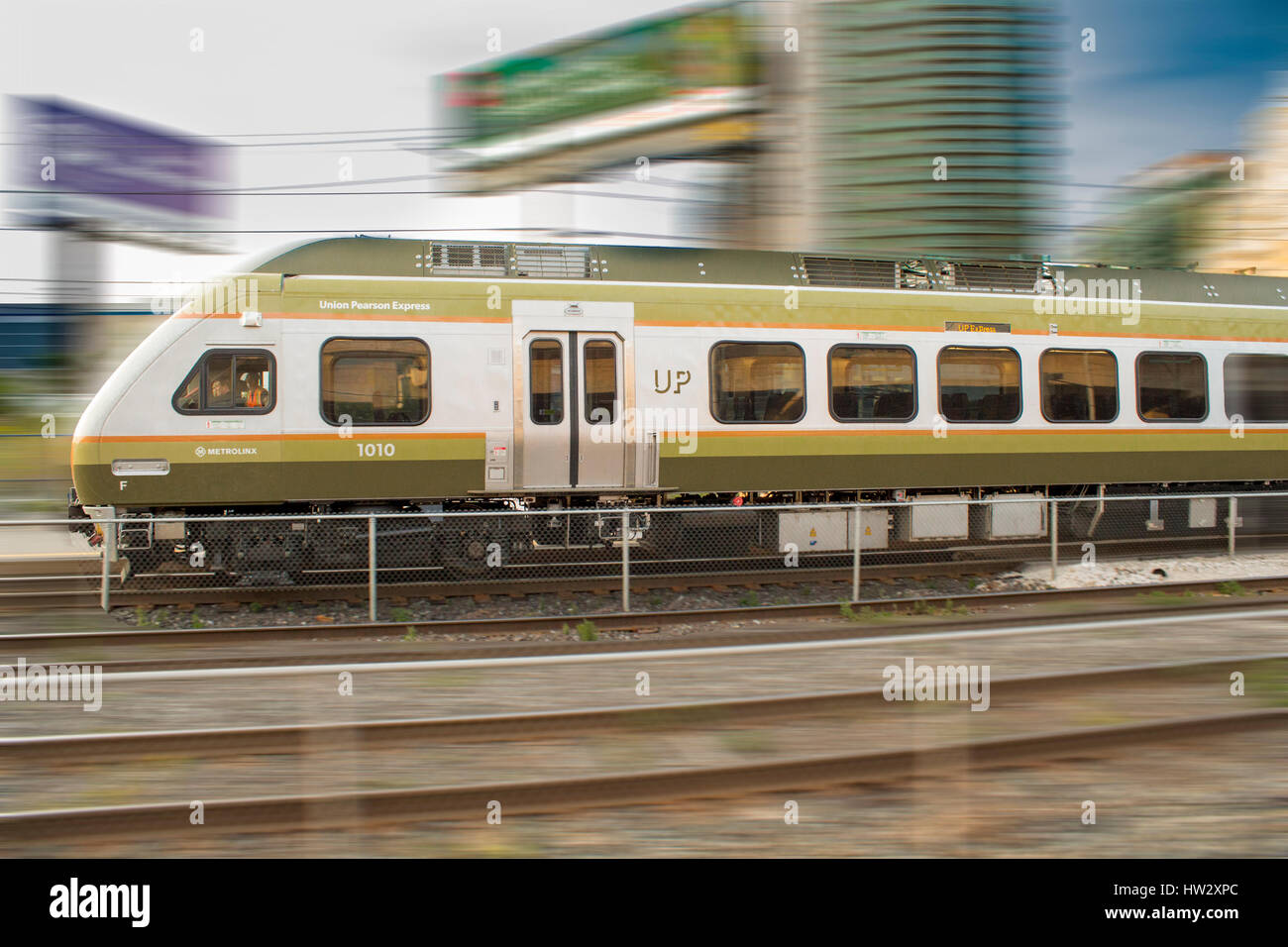 Unione Pearson Express Viaggio in treno dalla stazione di unione all'Aeroporto Internazionale Pearson. Si collega ai passeggeri di Toronto i due aeroporti Foto Stock