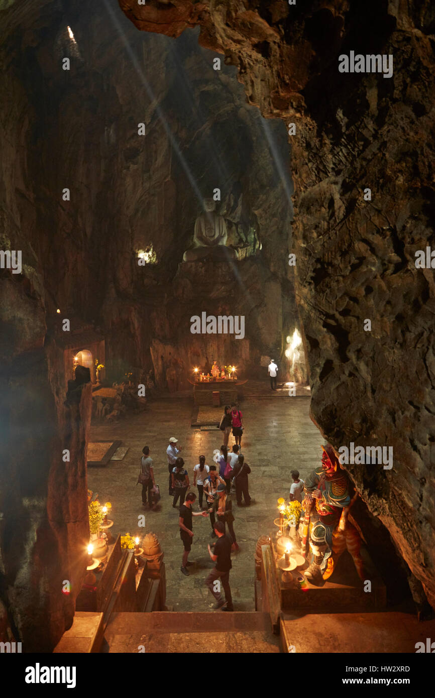 I turisti in Huyen Khong Grotta, montagne di marmo, Da Nang, Vietnam Foto Stock