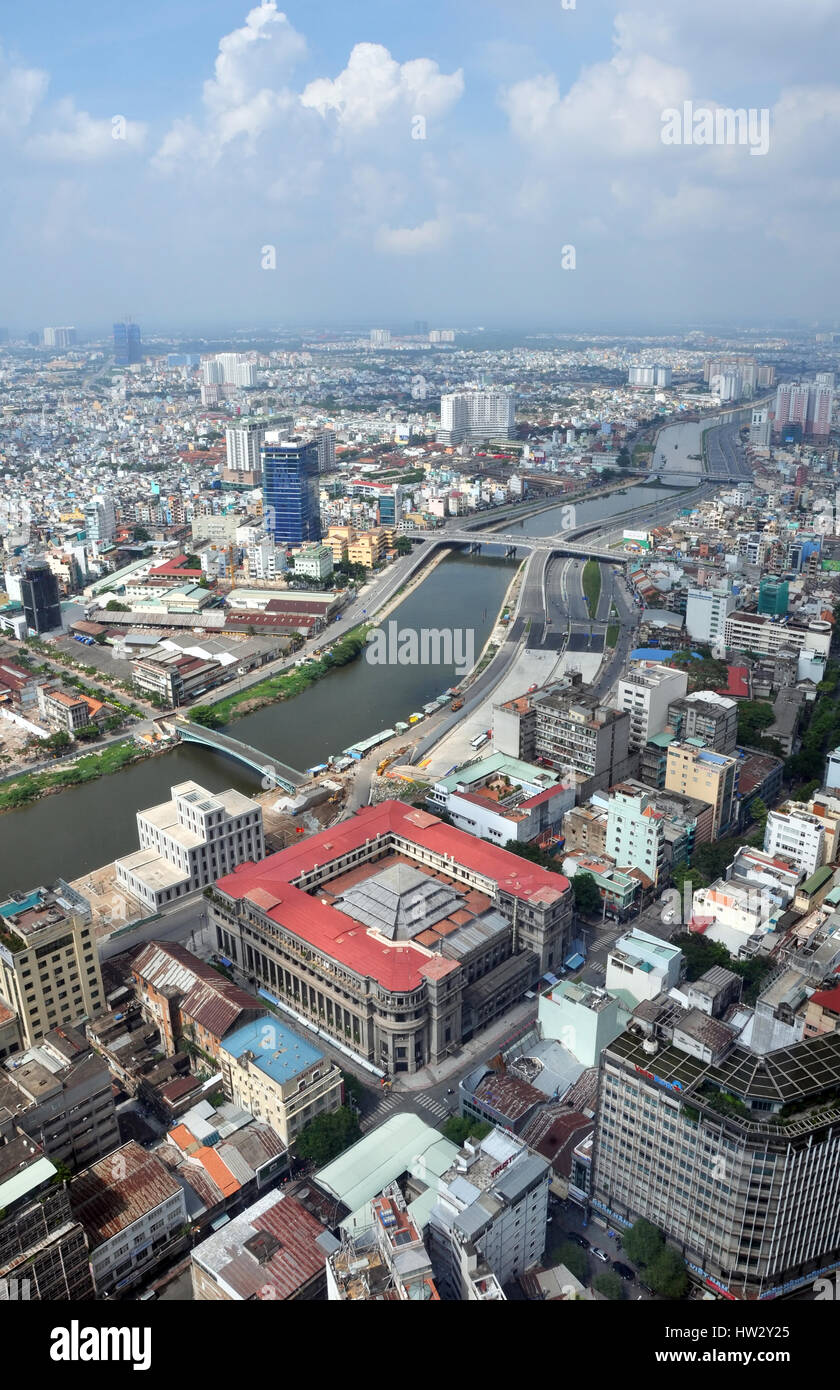 La città di Ho Chi Minh, Vietnam - Giugno 05, 2011: Antenna vista la mattina del sud i quartieri degli affari e del canale. Foto Stock