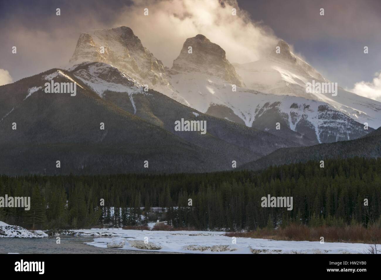La neve copriva tre vette delle Sorelle sopra Canmore Alberta oscurate dalle nuvole. Bow Valley Winter Landscape Canadian Rockies Banff National Park Foto Stock