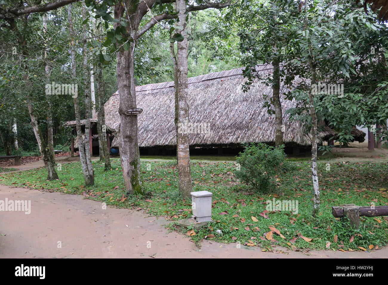 I tunnel di củ chi sono immensa rete di collegamento di gallerie sotterranee situate in củ chi distretto di Ho chi minh a Saigon, Vietnam Foto Stock