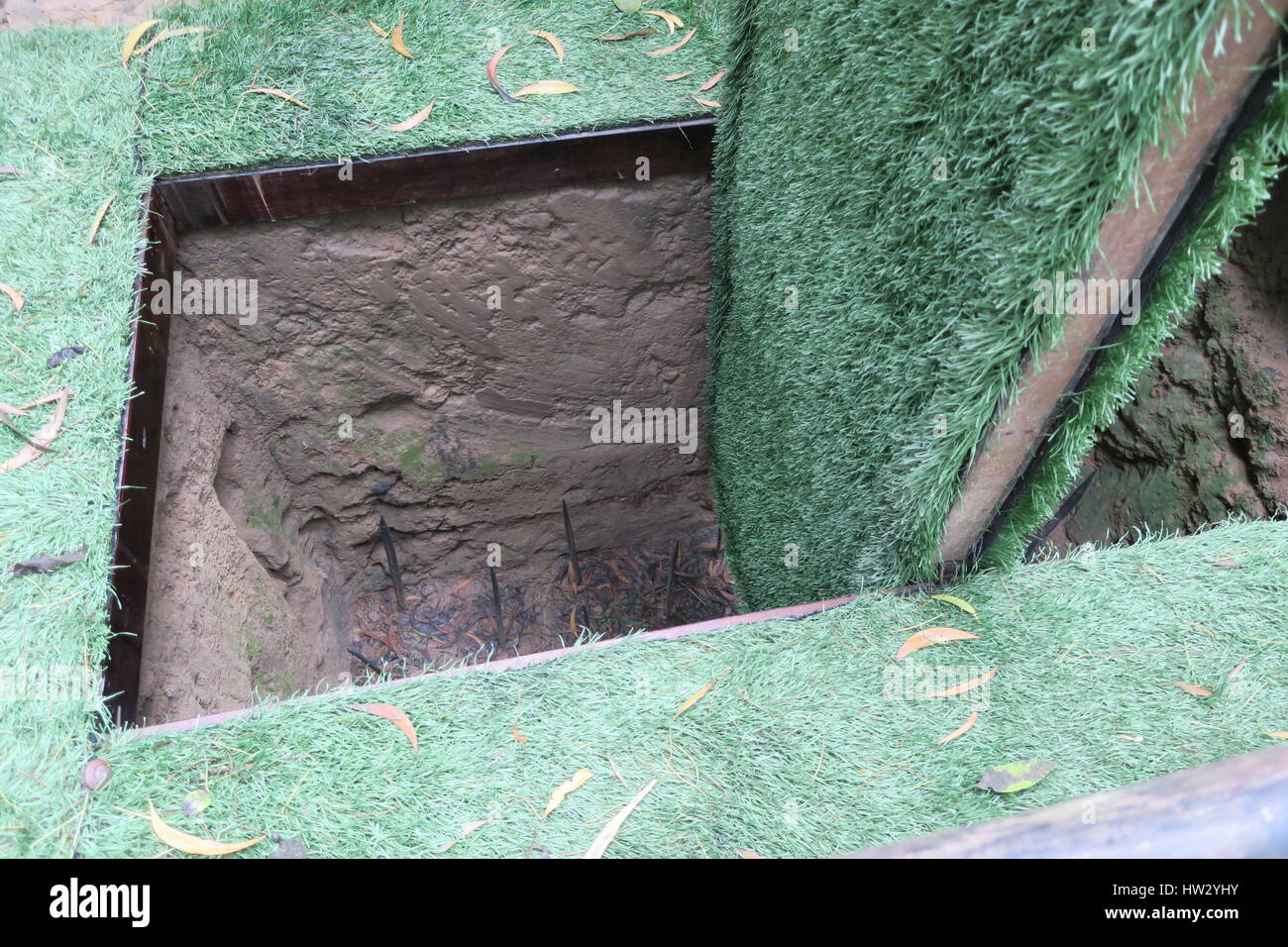 I tunnel di củ chi sono immensa rete di collegamento di gallerie sotterranee situate in củ chi distretto di Ho chi minh a Saigon, Vietnam Foto Stock