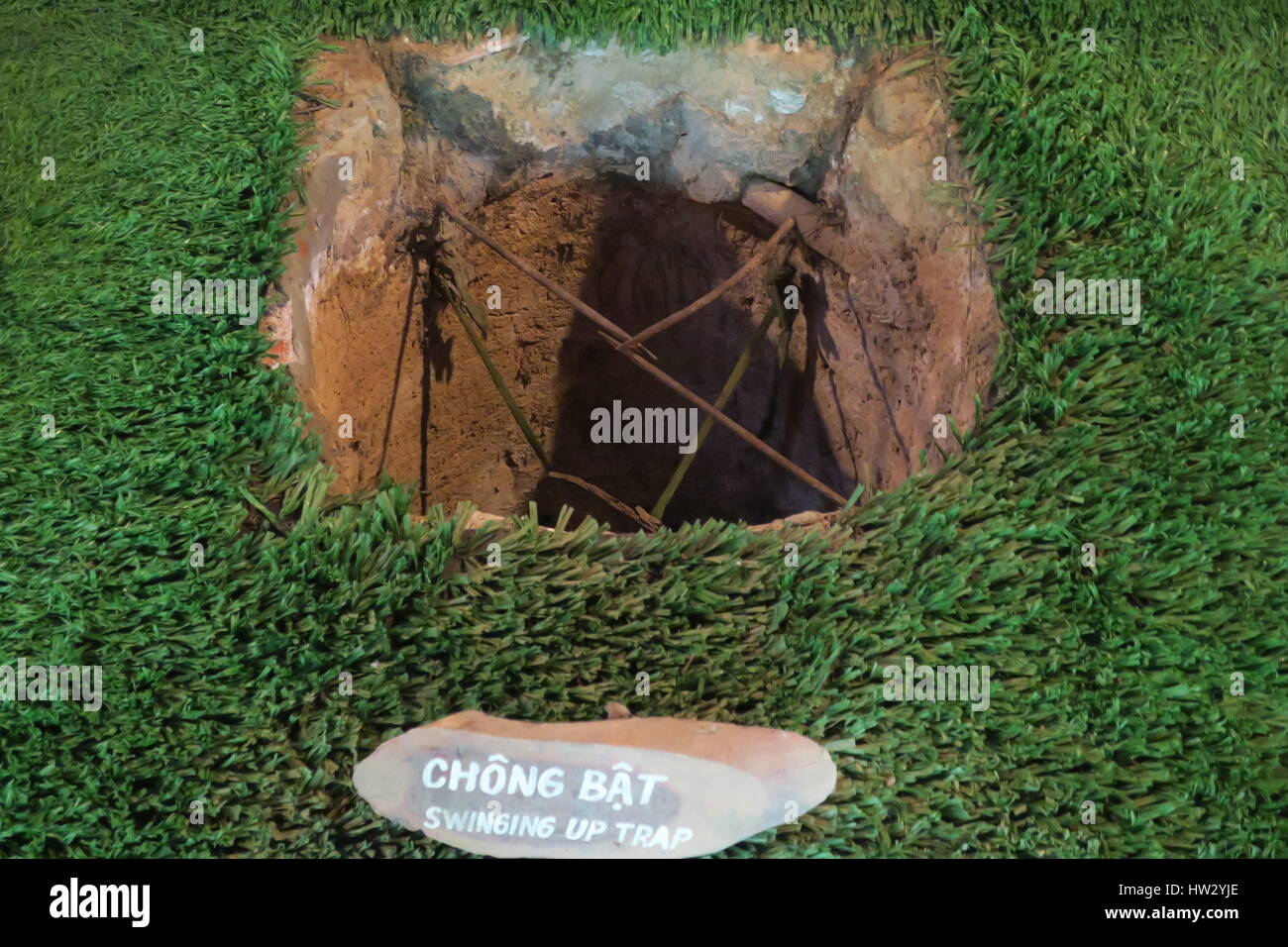 I tunnel di củ chi sono immensa rete di collegamento di gallerie sotterranee situate in củ chi distretto di Ho chi minh a Saigon, Vietnam Foto Stock