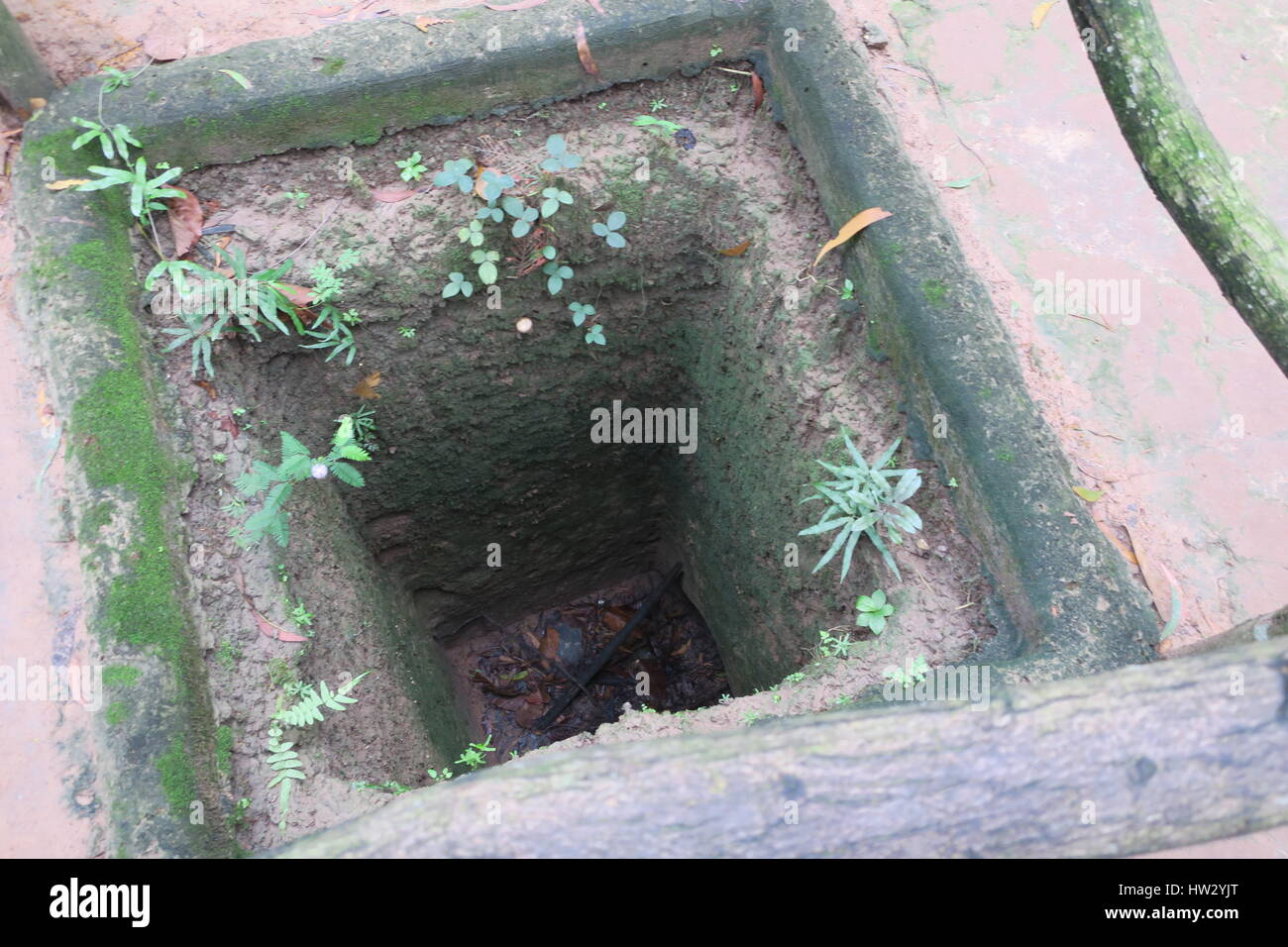 I tunnel di củ chi sono immensa rete di collegamento di gallerie sotterranee situate in củ chi distretto di Ho chi minh a Saigon, Vietnam Foto Stock