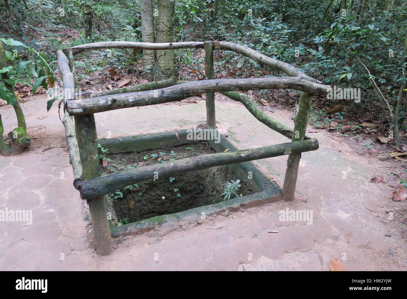 I tunnel di củ chi sono immensa rete di collegamento di gallerie sotterranee situate in củ chi distretto di Ho chi minh a Saigon, Vietnam Foto Stock