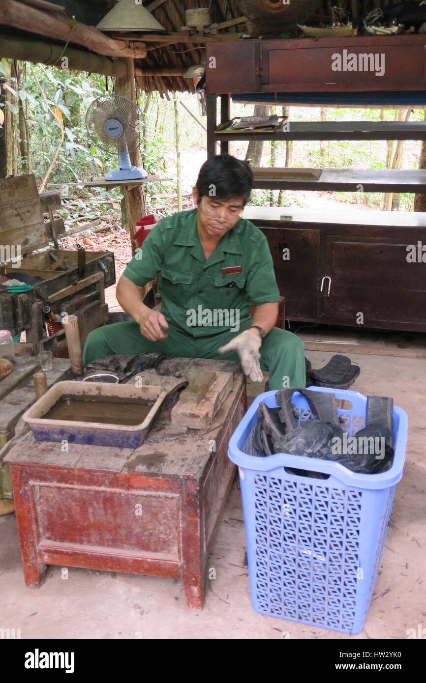 I tunnel di củ chi sono immensa rete di collegamento di gallerie sotterranee situate in củ chi distretto di Ho chi minh a Saigon, Vietnam Foto Stock