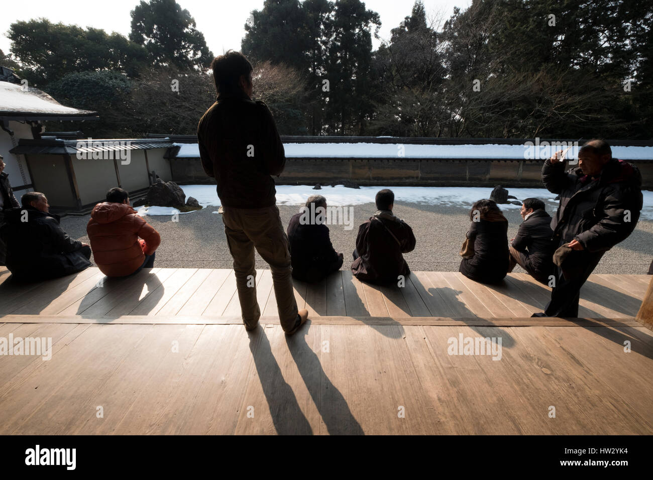 I turisti osservare Ryoan-ji il tempio, il famoso giardino di roccia dall'edificio Hojo, Kyoto, Kansai, Giappone Foto Stock