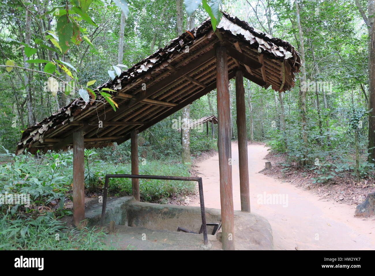 I tunnel di củ chi sono immensa rete di collegamento di gallerie sotterranee situate in củ chi distretto di Ho chi minh a Saigon, Vietnam Foto Stock