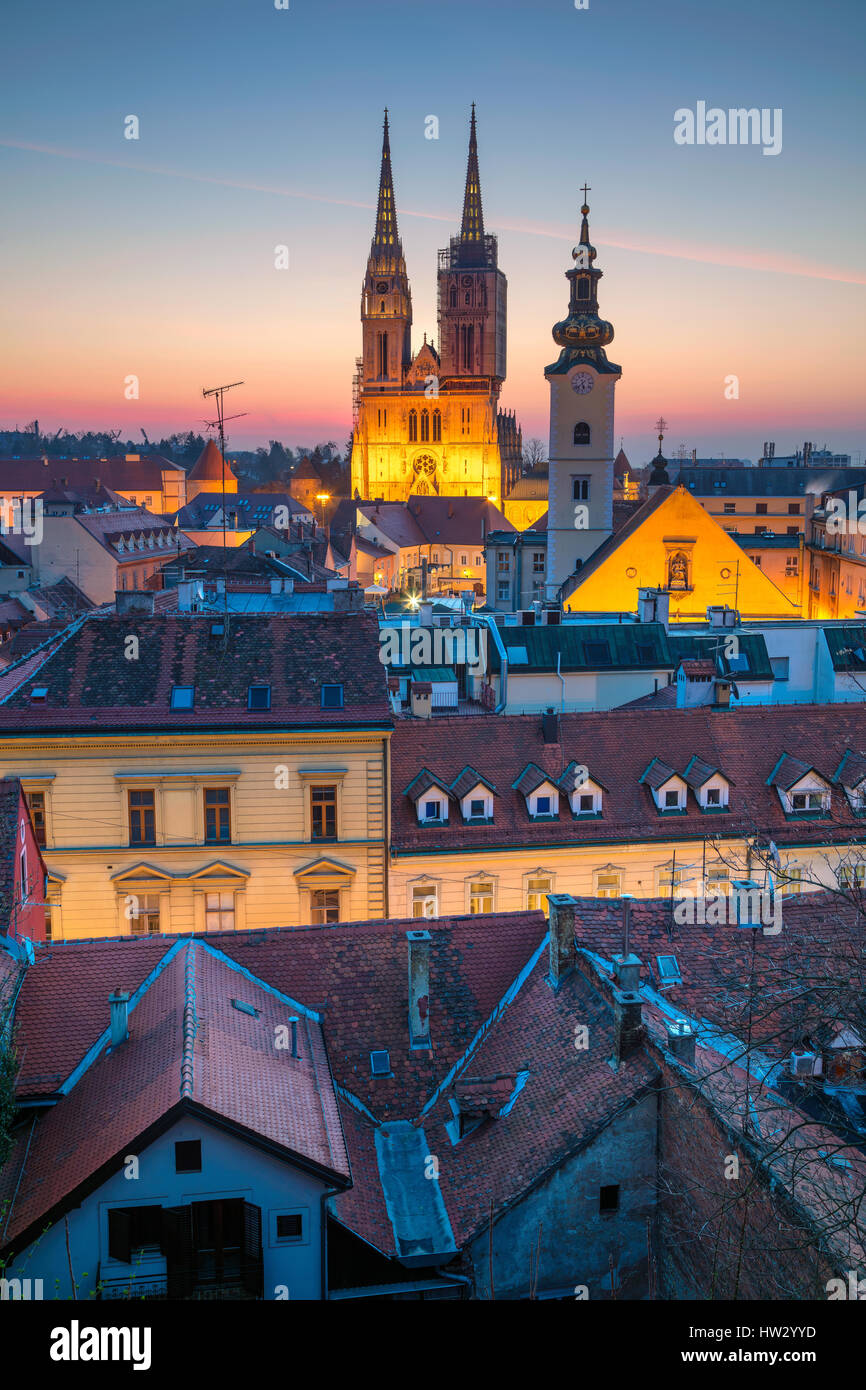 Zagabria. Immagine Cityscape di Zagabria Croazia durante il blu crepuscolo ora. Foto Stock