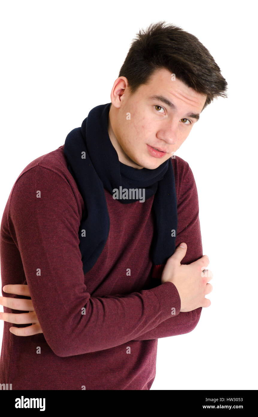 Adolescente alla moda uomo in felpa con sciarpa calda atteggiamento freddo come isolato su sfondo bianco Foto Stock