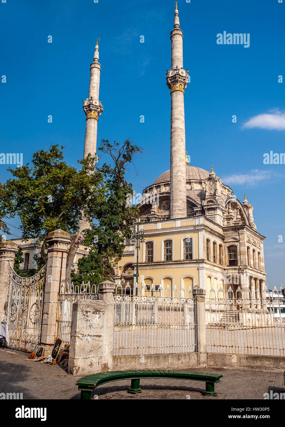 Turchia, Istanbul. La moschea di Ortaköy (il nome ufficiale della Grande Moschea di Mecidiye) vicino al Ponte sul Bosforo. Foto Stock