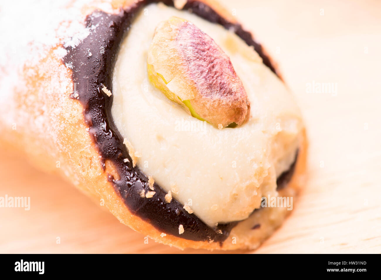 "Cannolo' italiana pasticceria siciliana close up - messa a fuoco selettiva Foto Stock