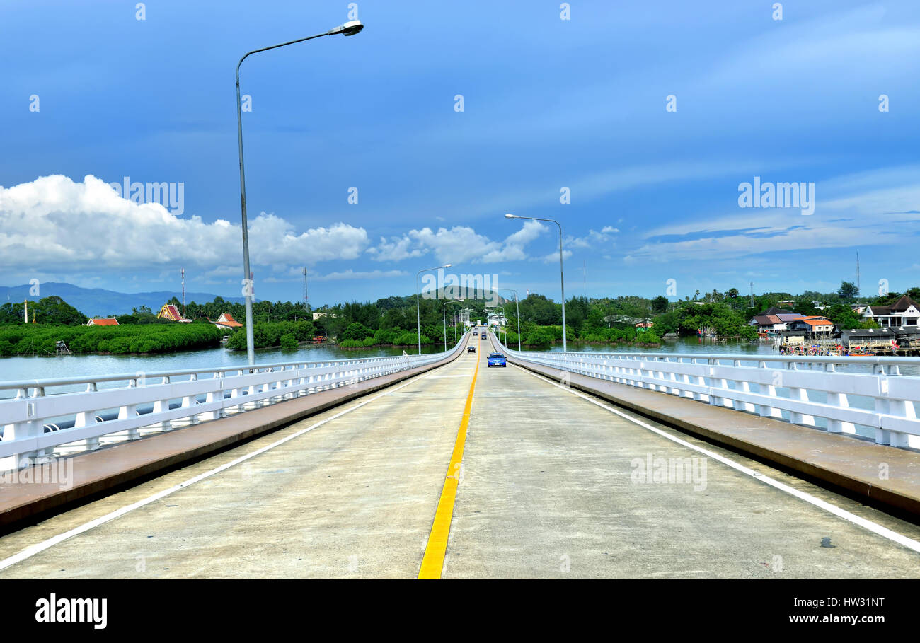 Paesaggio di Long road bridge in Thailandia foto in esterno illuminazione sun. Foto Stock