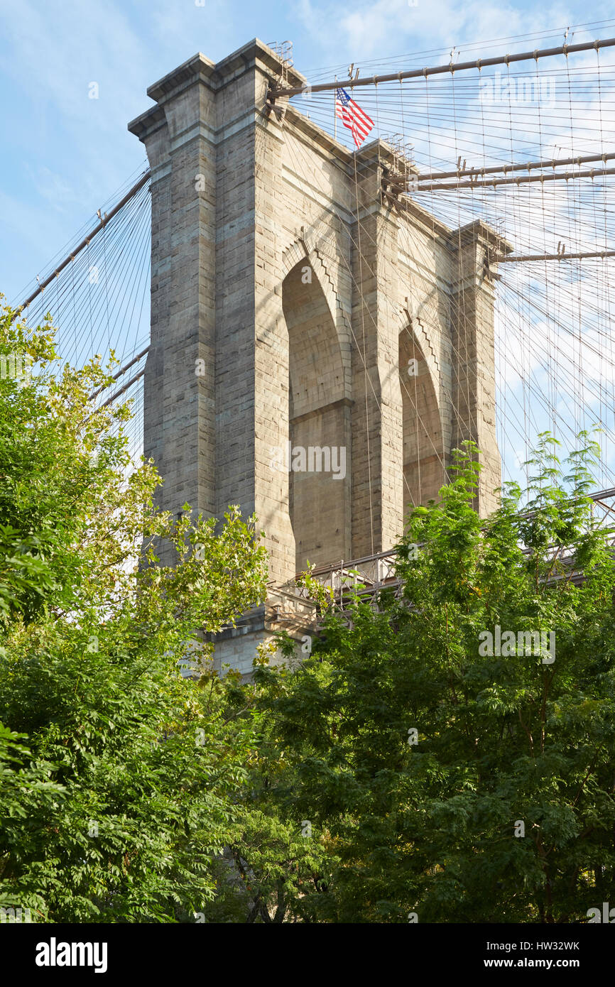 Ponte di Brooklyn pilastro con alberi verdi a New York la luce del mattino Foto Stock