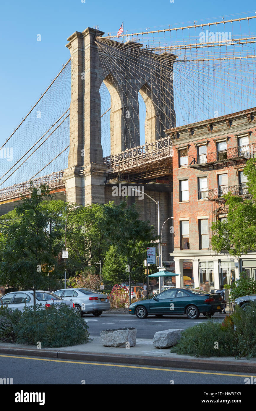 Ponte di Brooklyn pilastro con mattoni rossi delle facciate di edifici in un assolato pomeriggio estivo Foto Stock