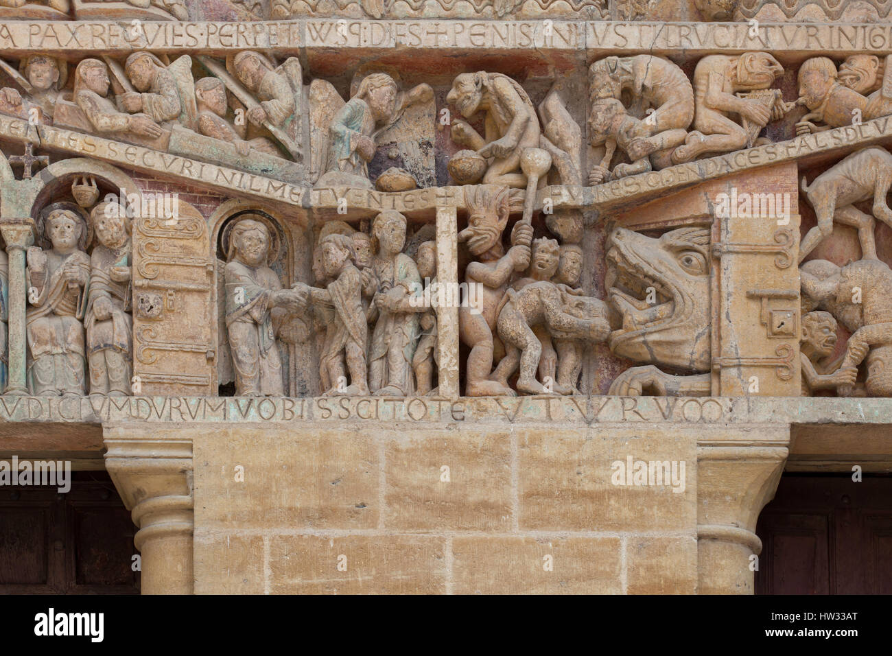 Ultima sentenza. Dettaglio del romanico del timpano del portale principale della chiesa abbaziale di Saint Foy (Abbatiale Sainte-Foy de Conques) di Conques, Aveyron, Francia. Foto Stock