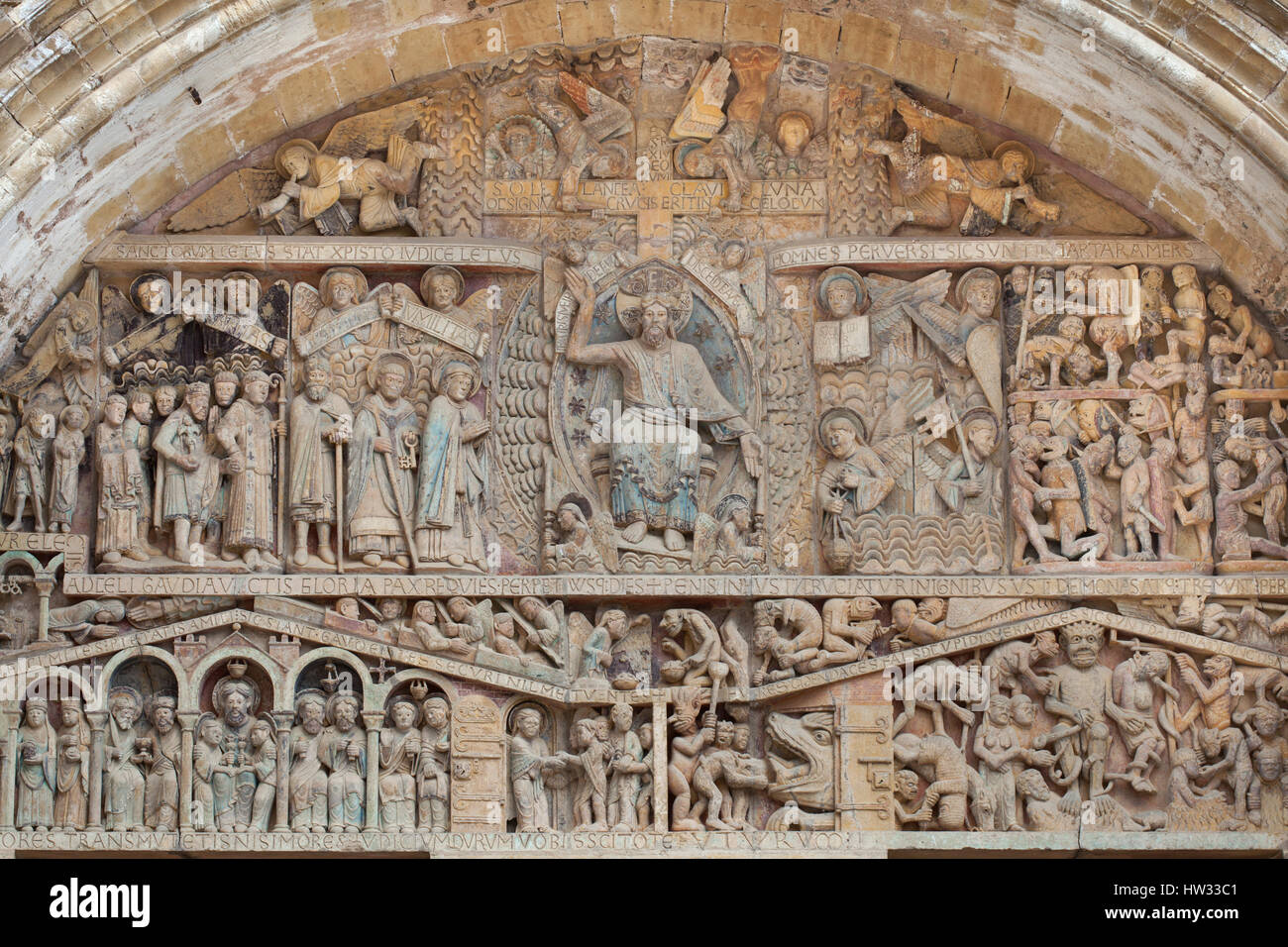 Ultima sentenza. Il romanico del timpano del portale principale della chiesa abbaziale di Saint Foy (Abbatiale Sainte-Foy de Conques) di Conques, Aveyron, Francia. Foto Stock