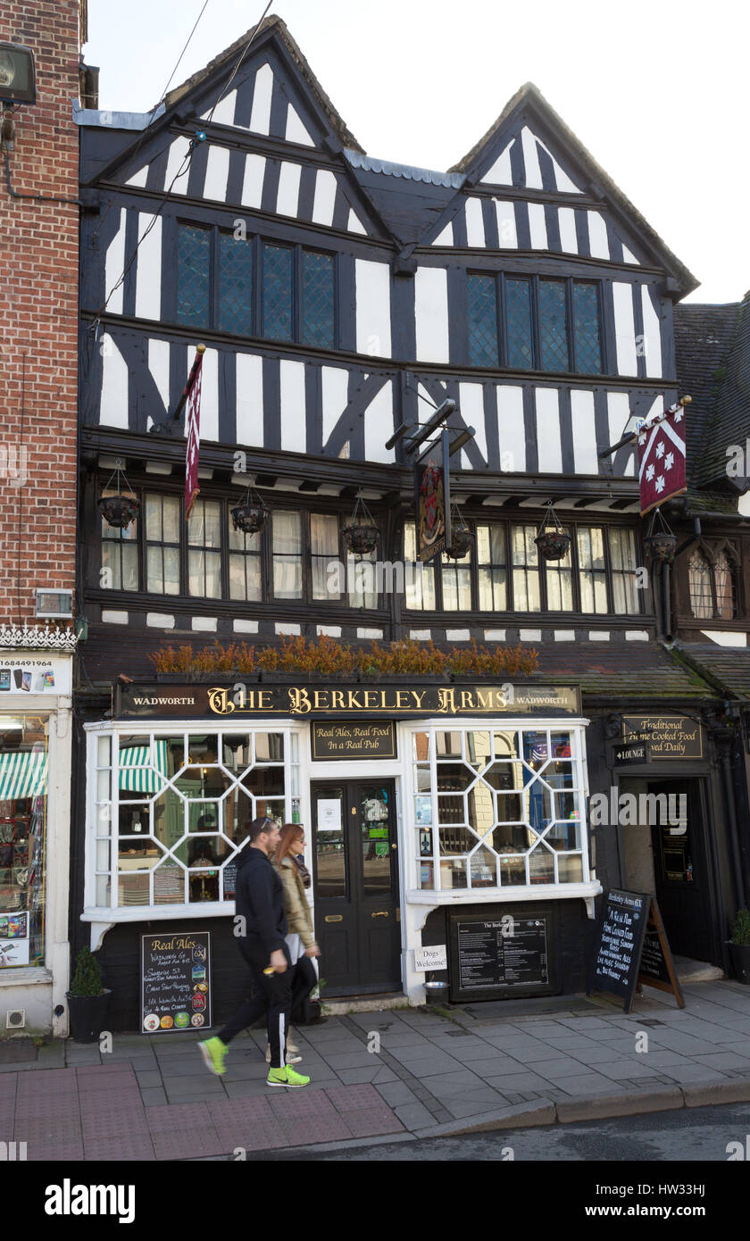 I bracci di Berkeley, un pub in un edificio medievale, Tewkesbury, Gloucestershire England Regno Unito Foto Stock