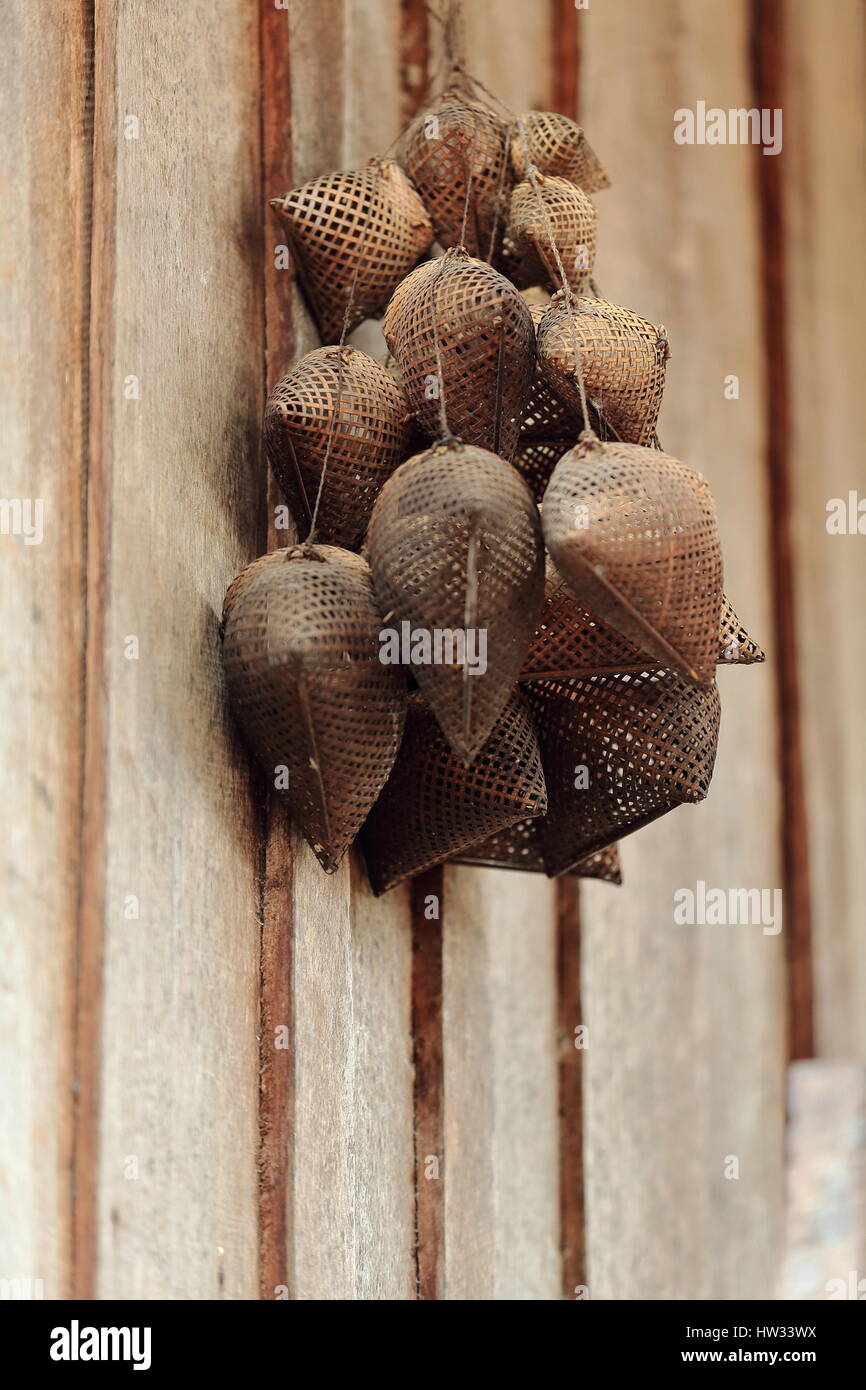 La collina di Akha tribù sono una minoranza etnica che vive sulle montagne tra E.Myanmar-N.Thailandia-W.Laos-S.Cina. Pareti in legno di casa locale con braide Foto Stock