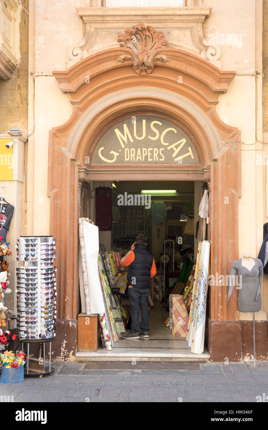 G Muscat trasportatori shop nella valletta di Malta con i clienti cercando di merci all'interno Foto Stock