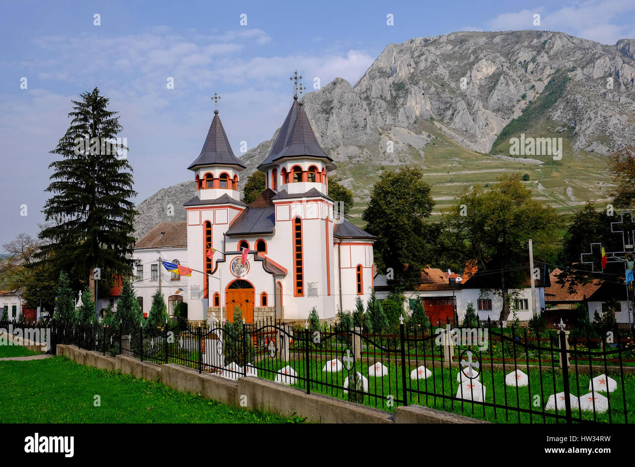 La chiesa ortodossa nella città di Rimetea, nella Contea di Alba, Transilvania, Romania, vicino al Monte Piatra Secuiului Foto Stock