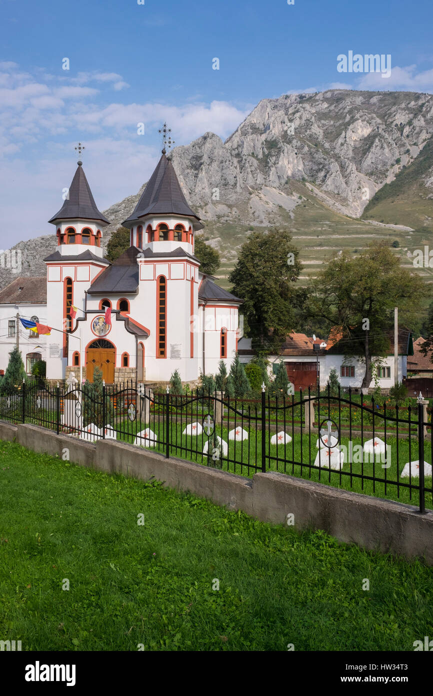 La chiesa ortodossa nella città di Rimetea, nella Contea di Alba, Transilvania, Romania, vicino al Monte Piatra Secuiului Foto Stock