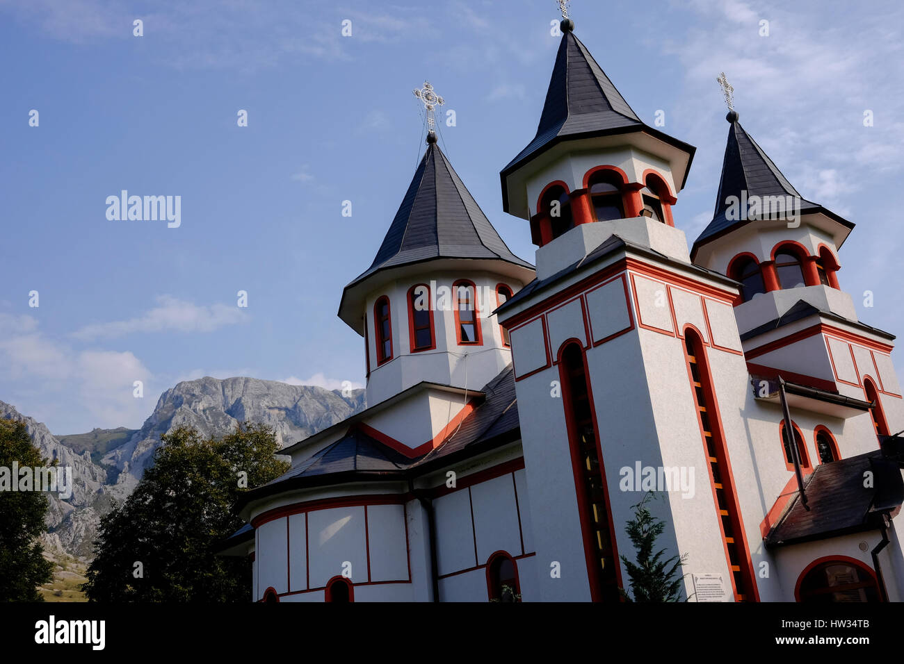 La chiesa ortodossa nella città di Rimetea, nella Contea di Alba, Transilvania, Romania, vicino al Monte Piatra Secuiului Foto Stock