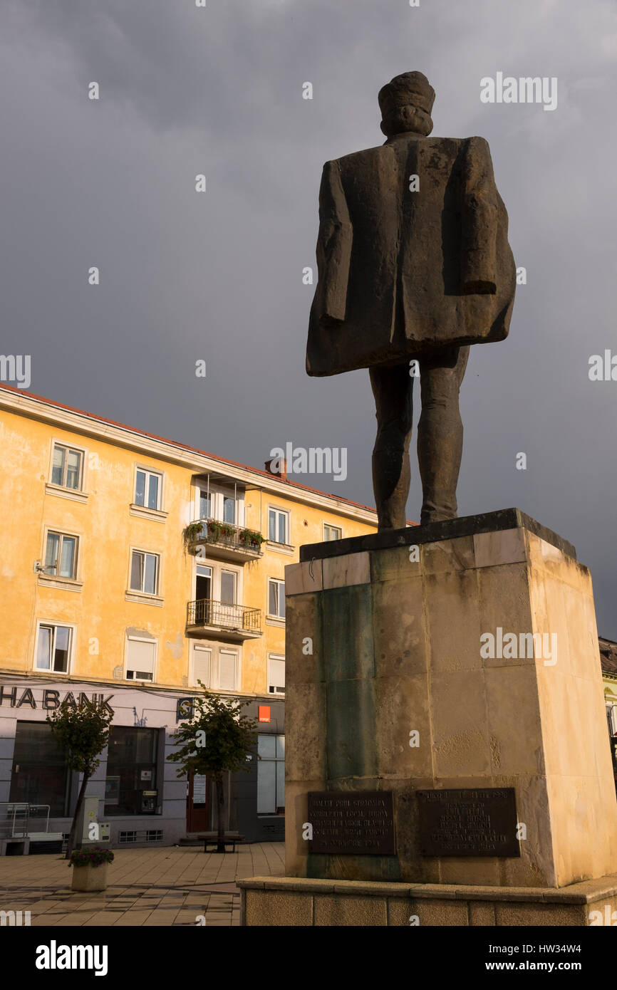 Statua di Avram Iancu, un iconico Romanian rivoluzionario nel centro della città di Turda, nella contea di Cluj, Romania. Foto Stock