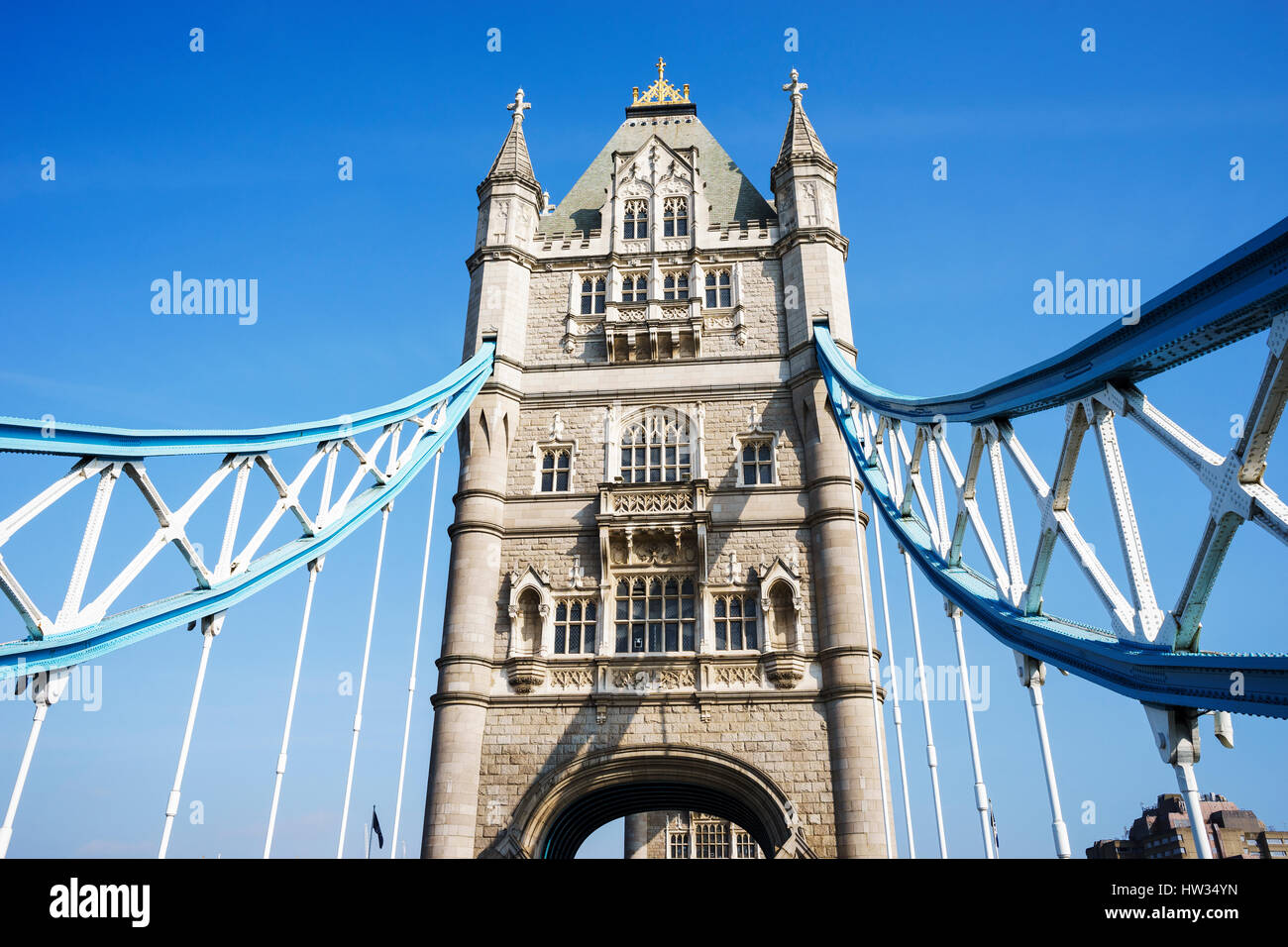 Basso angolo vista del Tower Bridge, London, Regno Unito Foto Stock