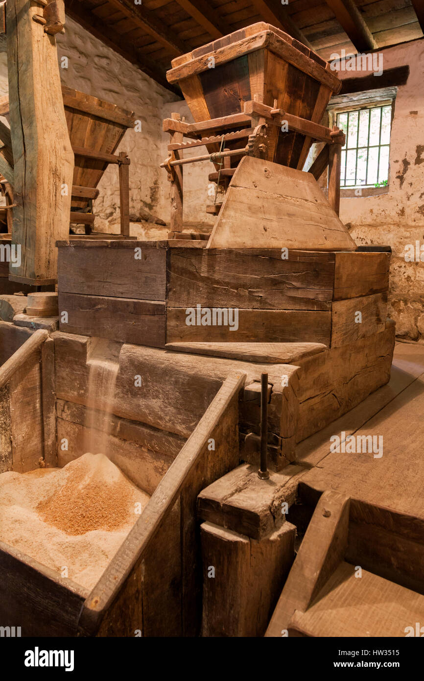 Vecchio alimentata acqua lavorando mulino di farina Foto Stock