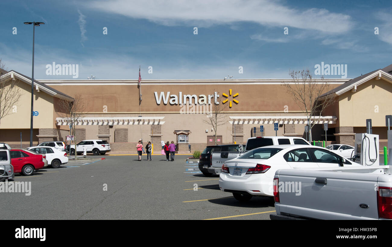Wallmart negozio di fronte Dixon, CALIFORNIA, STATI UNITI D'AMERICA, in un cielo privo di nuvole giorno e custommers camminando per circa Foto Stock