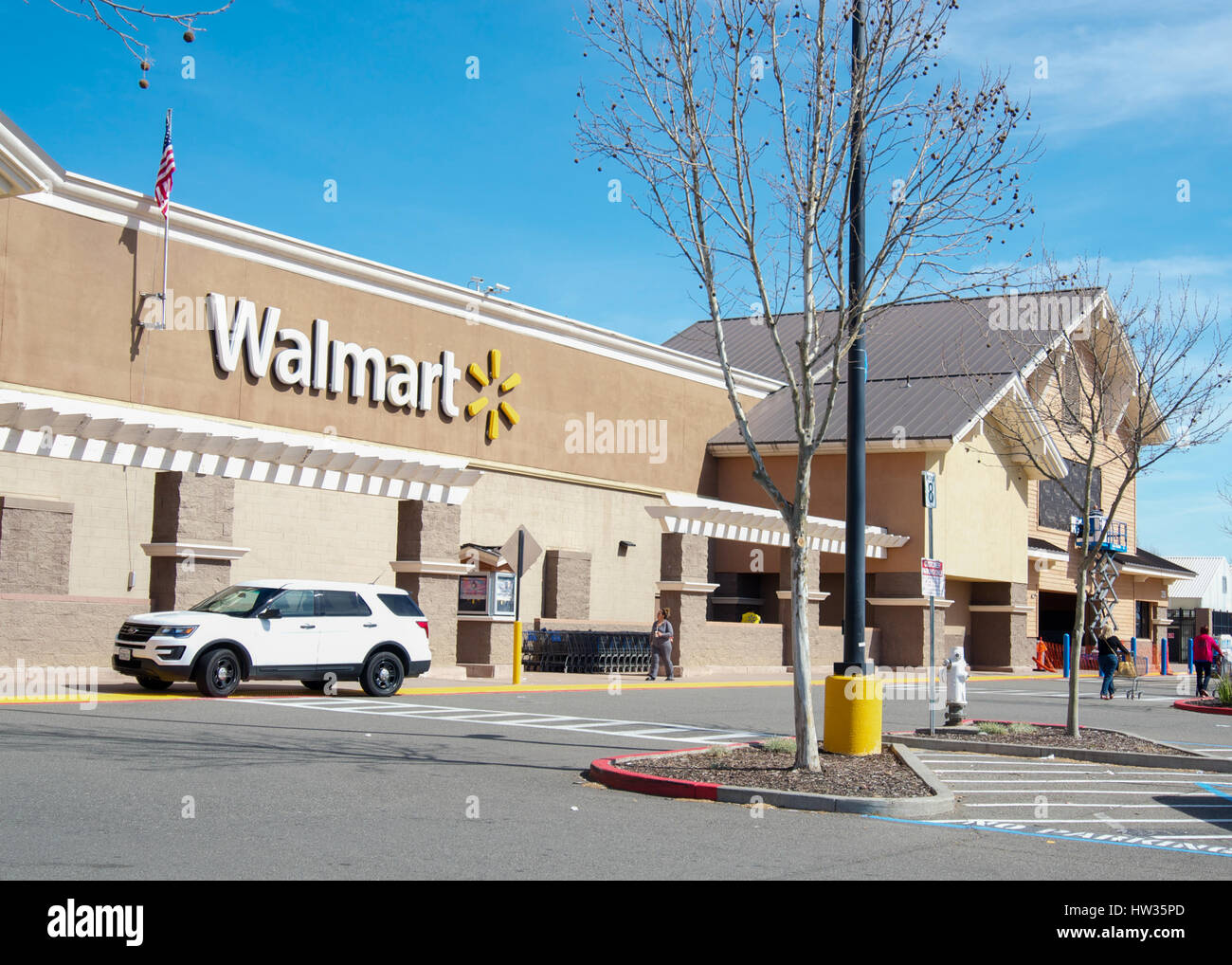Wallmart negozio di fronte Dixon, CALIFORNIA, STATI UNITI D'AMERICA, in un cielo privo di nuvole giorno e custommers camminando per circa Foto Stock