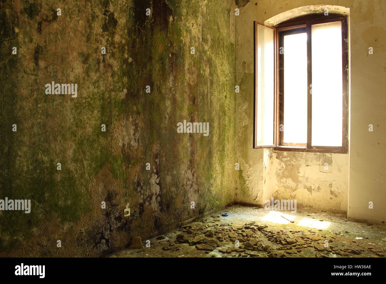Flussi di luce da una finestra di un abbandonato edificio Marines in Croazia Foto Stock