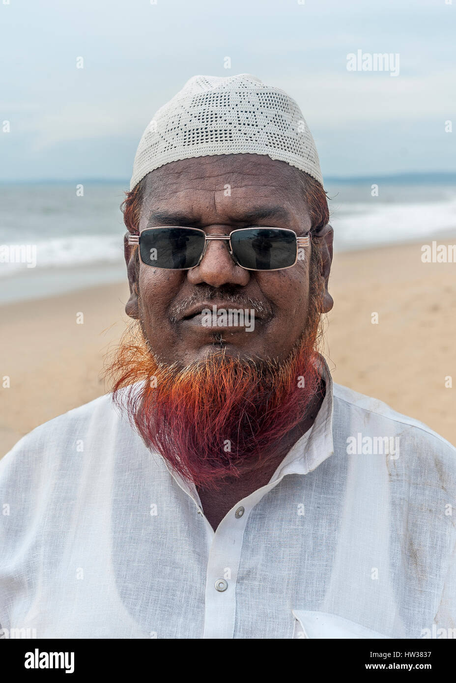 Colva, Goa, India - 27 ottobre 2014 Hindu-Muslim cui tinti barba dice che egli ha reso il Hajj, ie pellegrinaggio alla Mecca. Foto Stock