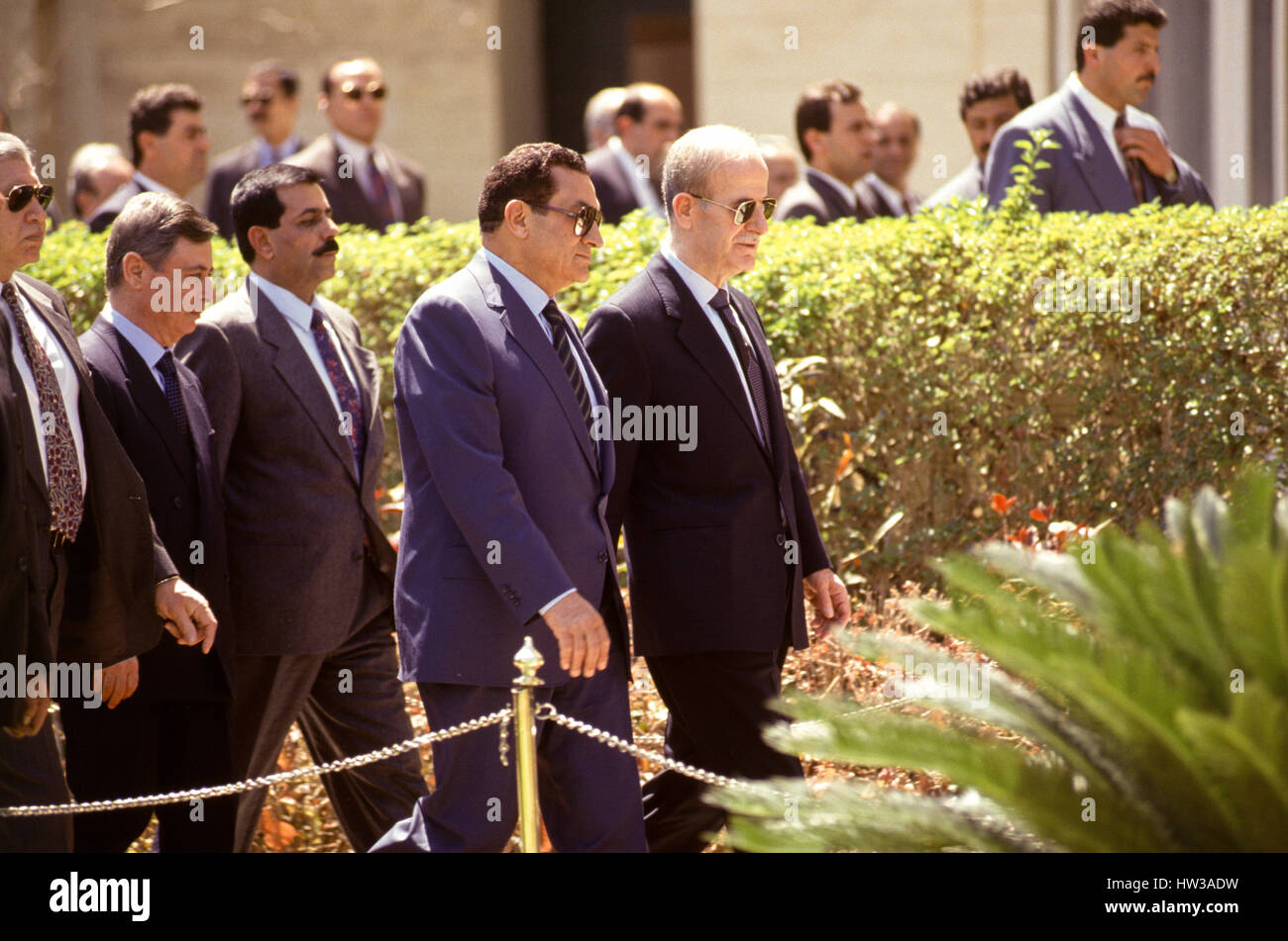 Il presidente siriano Hafez Al Assad in visita al Cairo in visita di stato durante gli anni novanta per incontrare il Presidente egiziano Hosni Mubarak Foto Stock