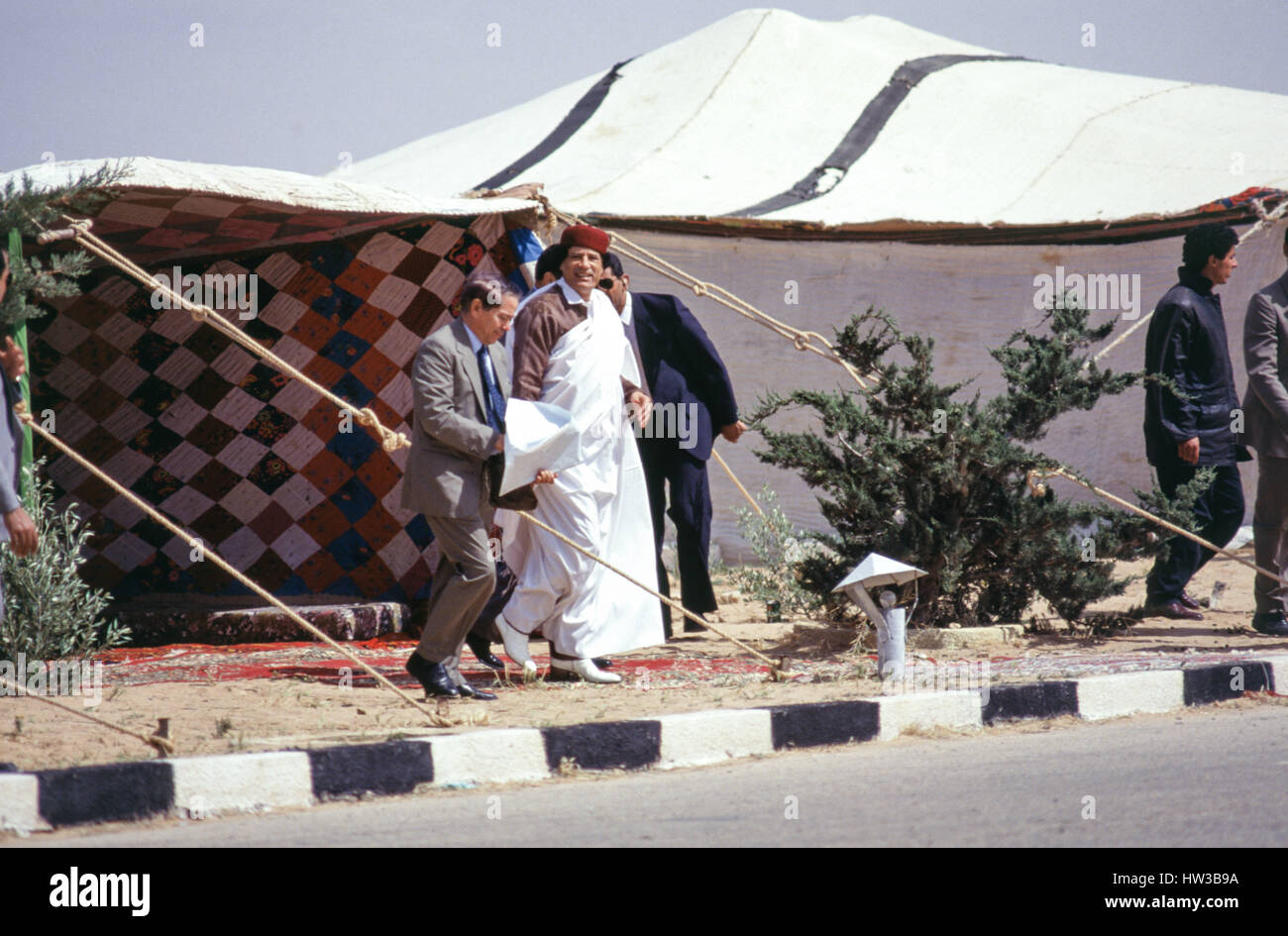 Sidi Barrani, Egitto - Aprile 6, 1992 - Il Presidente egiziano Hosni Mubarak si incontra con il leader libico Muammar Gheddafi per colloqui sulle sanzioni internazionali e di altre questioni. Foto Stock