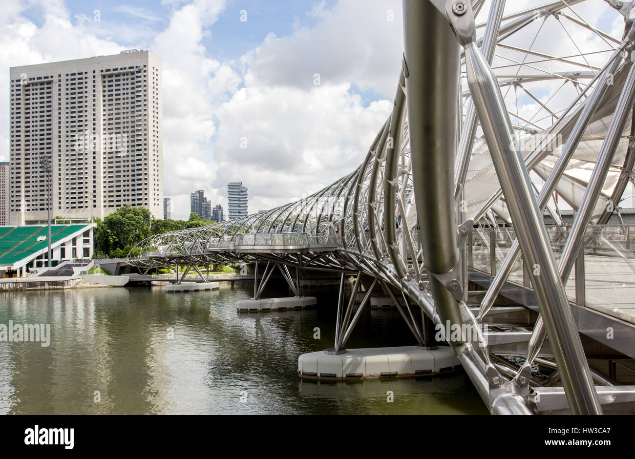 Helix Bridge, un ponte pedonale in area di Marina Bay, Singapore Foto Stock